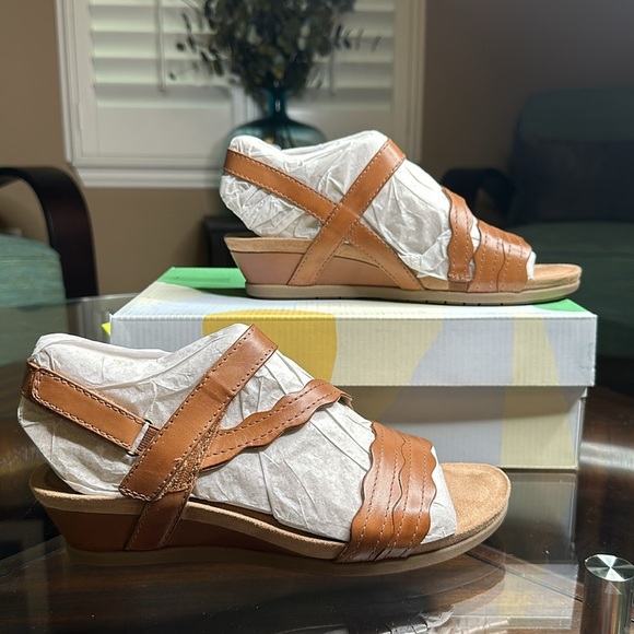 Earth Origins Poppy Wedge Sandal size‎ 8 wide Camel color - Picture 3 of 10